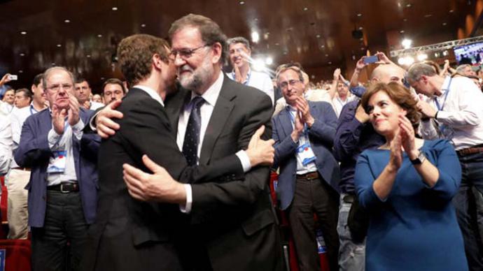 Pablo Casado recibe el saludo de Mariano Rajoy