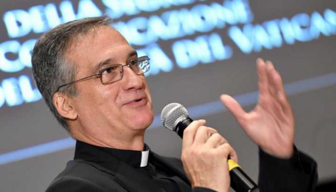 Renuncia Dario Viganó, ministro de Comunicación del Vaticano, tras escándalo por carta de Benedicto XVI.