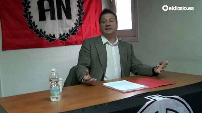 Fernando Paz en una charla que impartió ante la bandera de Alianza Nacional