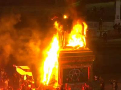 El monumento al General Manuel Baquedano en llamas, durante una protesta contra el gobierno del presidente chileno Sebastián Piñera, en Santiago de Chile.