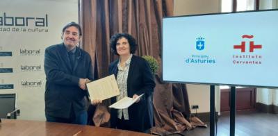 García Montero y Berta Piñán posan ante los medios tras la firma del convenio entre el Principado de Asturias y el Instituto Cervantes.