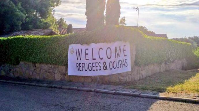 Pancarta colgada en la casa de Iglesias y Montero. Imagen: Cañas por España