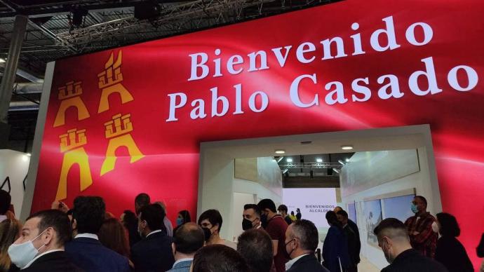 El 'stand' murciano de Fitur da la bienvenida a Pablo Casado con un rótulo led gigante que la oposición critica