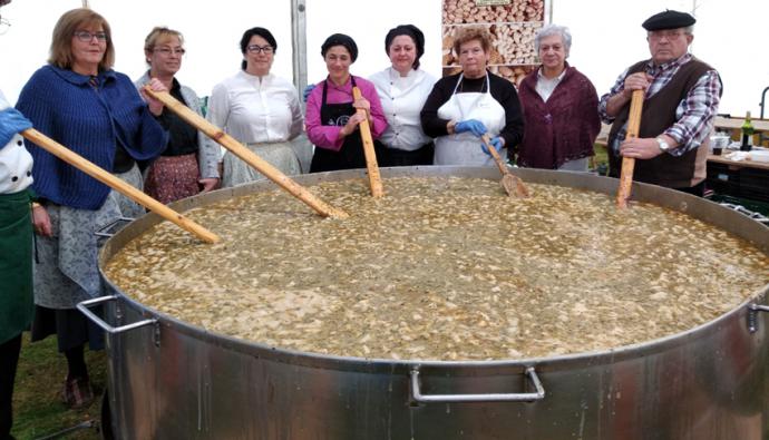 Miles de personas acudieron a la Feria de la Alubia y la Hortaliza en Casar de Periedo