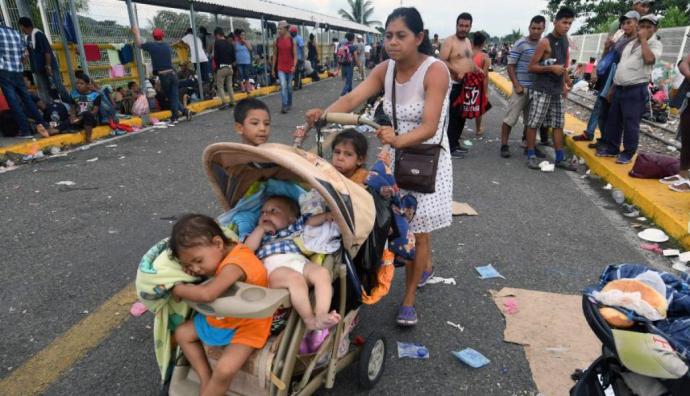 México abre su frontera a mujeres y niños de caravana de migrantes hondureños