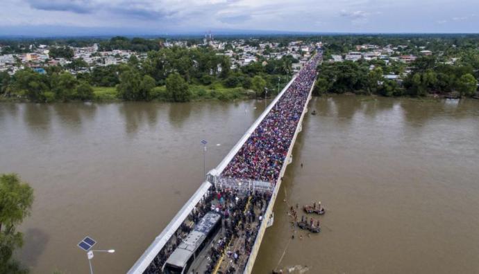 México abre su frontera a mujeres y niños de caravana de migrantes hondureños