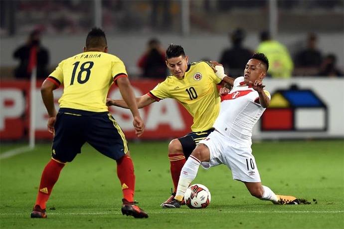 James Rodríguez y Christian Cueva disputan un balón en el encuentro entre Colombia y Perú