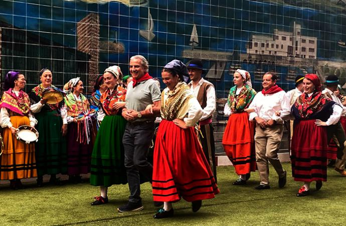 El Grupo de Danzas Virgen del Campo baila en la Casa de Cantabria en México