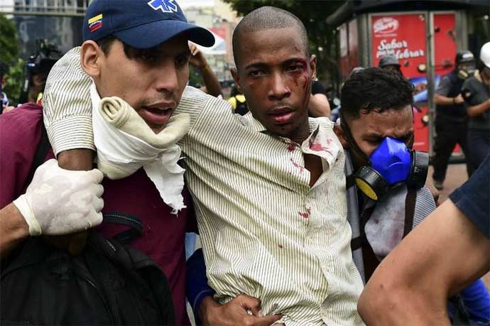 Un muerto y destrozos en graves disturbios y saqueos en Caracas