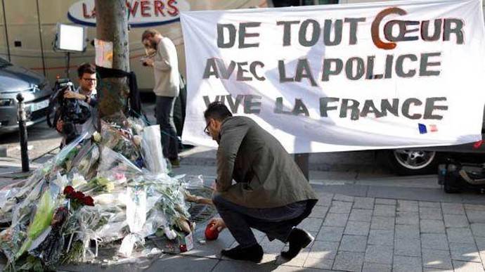 El ataque en los Campos Elíseos de París dejó un policía muerto. El atacante, Karim Cheurfi, fue abatido. 