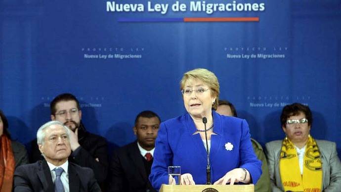 Michelle Bachelet firma proyecto de ley para controlar migración en Chile