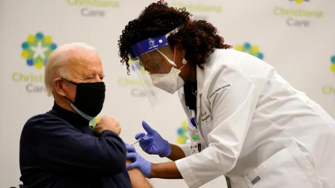  Joe Biden, presidente electo de los Estados Unidos recibió la primera dosis de la vacuna de Pfizer/BioNTech contra el covid-19
