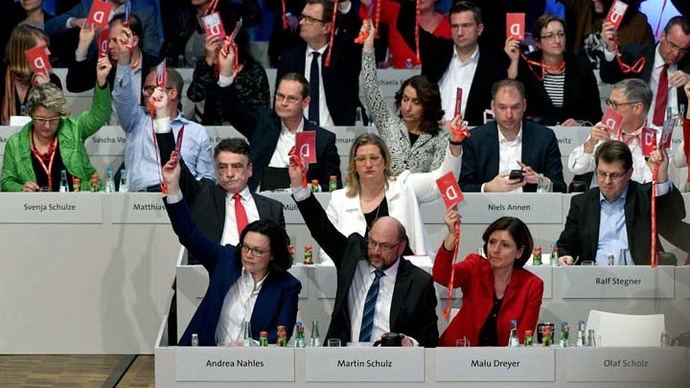 El SPD alemán da luz verde a negociar una nueva gran coalición con Merkel