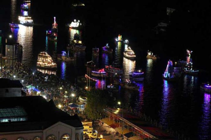 Semana Valdiviana concluye con tradicional desfile de embarcaciones
