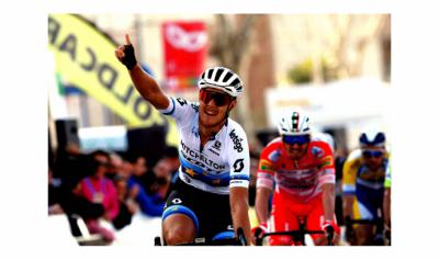 Matteo Trentin gana al sprint en Torredonjimeno en la Vuelta Andalucía