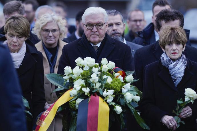 En Hanau, miles de personas se congregaron en silencio el jueves, en presencia del presidente de la República Frank-Walter Steinmeier que les dijo: "¡Muestren solidaridad!". 