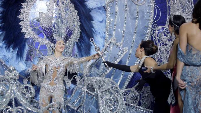 La cabalgata anunciadora da la bienvenida a los actos del carnaval de Santa Cruz de Tenerife.