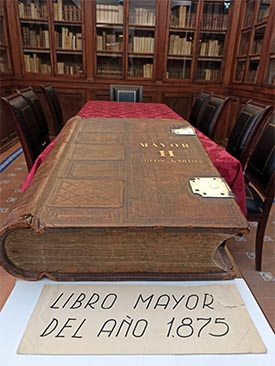 Acto de entrega del libro mayor de Carlos Larios (1875) a la sociedad económica