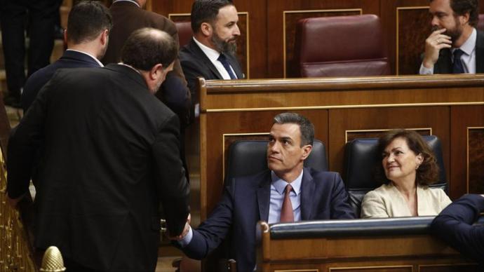 Pedro Sánchez y Oriol Junqueras durante en Pleno de constitución de las Cortes en 2019.