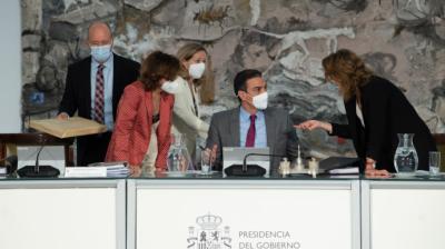 Las vicepresidentas hablan con Pedro Sánchez y el ministro de Justicia, Juan Carlos Campo, se acerca a la mesa antes de la reunión en la que el Consejo de Ministros concede los indultos a los líderes independentistas Borja Puig de la Bellacasa / Moncloa