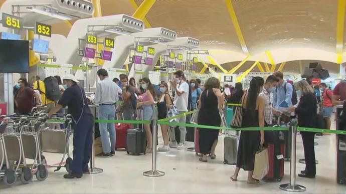 Pasajeros esperando facturar en aeropuerto0 de Madrid (imagen de referencia)