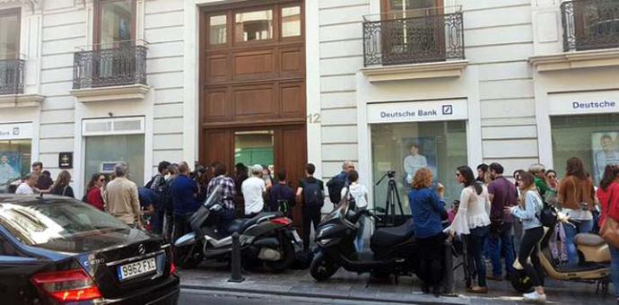 Periodistas reunidos a las puertas del domicilio de Eduardo Zaplana en Valencia tras su detención.