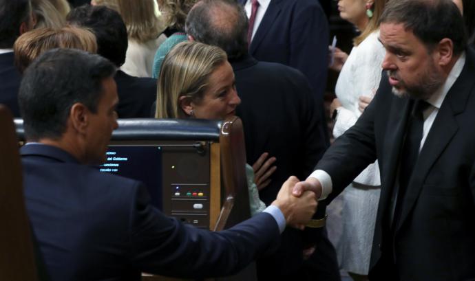 El presidente del Gobierno en funciones, Pedro Sánchez (i), saluda al diputado electo en prisión preventiva de ERC Oriol Junqueras