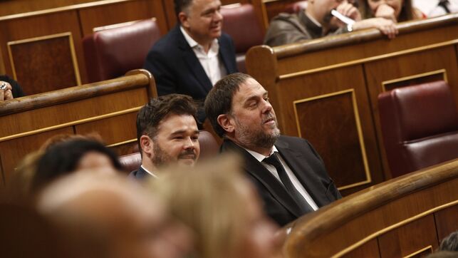 Los diputados presos llegan al hemiciclo entre aplausos de los suyos e Iglesias saluda a Junqueras