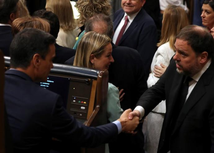 Pedro Sánchez saluda a Oriol Junqueras, ayer, en el Congreso,