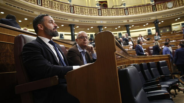 Vox inicia su 'show' en el Congreso: Abascal madruga para hacerse con el sitio habitual del PSOE en el hemiciclo