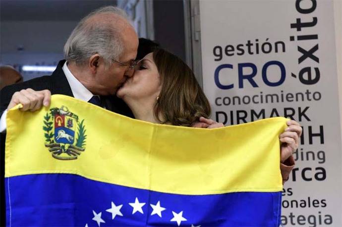 Antonio Ledezma y su esposa Mitzy Capriles, reunidos en España.AFP

