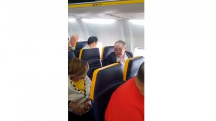 'Negra fea bastarda': los insultos racistas a una mujer en un vuelo de Ryanair acaban con ella cambiándose de asiento