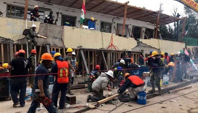 Por más de un día los socorristas trataron de internarse bajo los escombros de la escuela buscando a un grupo de niños que habría estado atrapado   