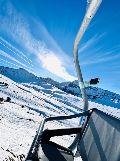La Magia Invernal de Baqueira Beret: Donde la Música y la Tradición se Encuentran en la Cumbre