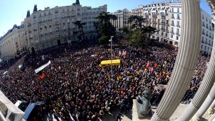 La incertidumbre sobre las pensiones le estalla al Gobierno en las calles