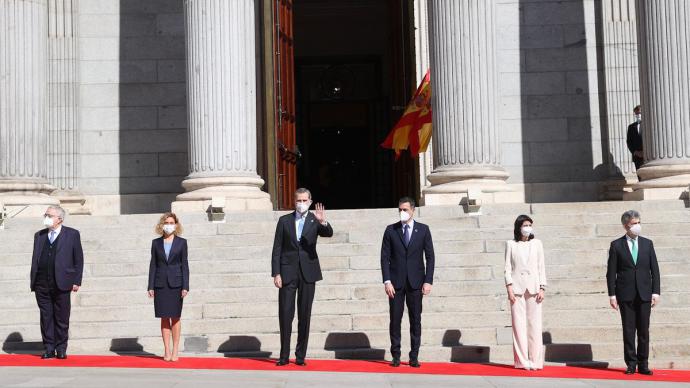 El rey y el resto de las autoridades, este martes, a las puertas del Congreso. Casa Real