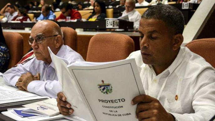 Cuba aprueba proyecto de nueva Constitución que reconoce propiedad privada