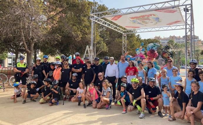 Las bicicletas no son solo para el verano si no también para recorrer las Hogueras de Alicante