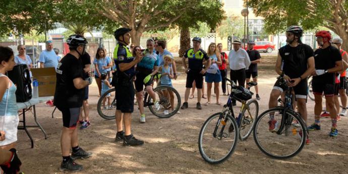 Las bicicletas no son solo para el verano si no también para recorrer las Hogueras de Alicante