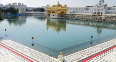 Un devoto sij presenta sus respetos en el Templo Dorado durante un toque de queda en India. 