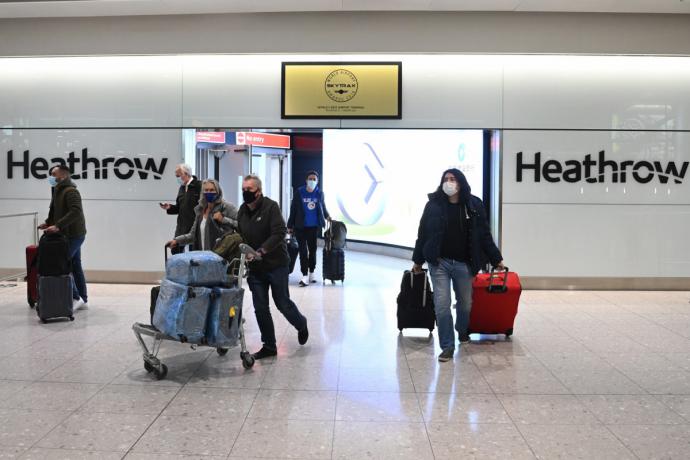 Viajeros en el aeropuerto de Heathrow. Foto: EFE. 