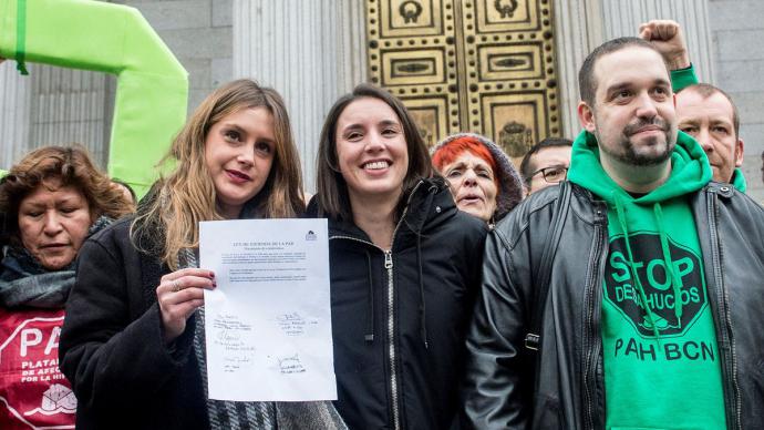 La abogada Alejandra Jacinto junto a Irene Montero en un acto de la PAH frente al Congreso en 2019. Dani Gago (Podemos)