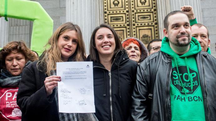 La abogada Alejandra Jacinto junto a Irene Montero en un acto de la PAH frente al Congreso en 2019. Dani Gago (Podemos)