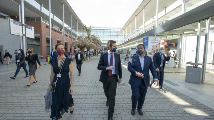 Pablo Casado, este jueves, durante su visita a Fitur, en Madrid. PP