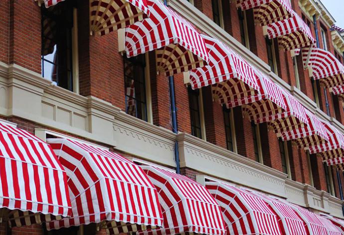 Toldos de sol que mejoran el uso de espacios exteriores en distintos entornos