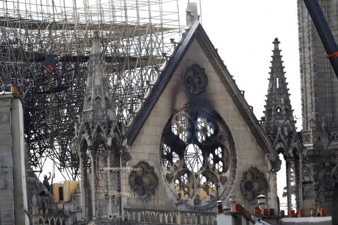 La policía halló colillas en los andamios donde surgió el fuego de Notre Dame