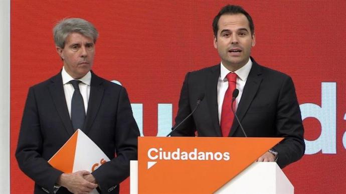 El expresidente de la Comunidad de Madrid Angel Garrido,iz., acompañado por candidato de Ciudadanos (Cs) a la Comunidad de Madrid, Ignacio Aguado