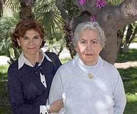 La poeta Josefina Soria (d) junto a su hija Marisa López Soria (imagen de archivo)