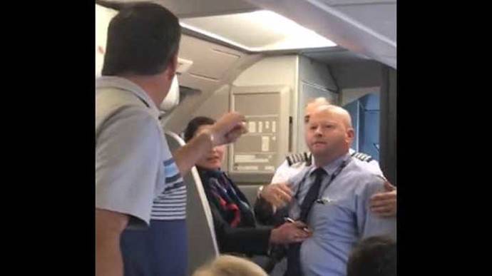 American Airlines: Empleado y pasajero se enfrentan dentro de avión. (Foto: captura de YouTube)