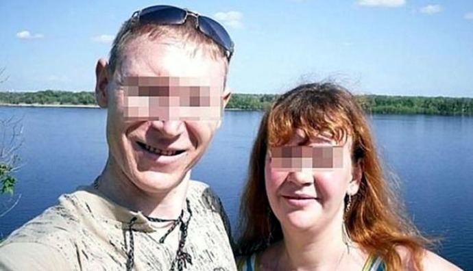 La pareja en prisión preventiva en Volgogrado, Rusia. (Captura: Daily.co.uk)